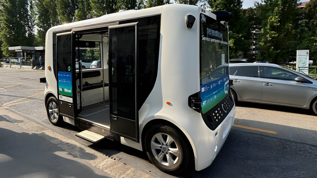 A Torino arriva AuToMove, la navetta autonoma che apre la strada al trasporto del futuro